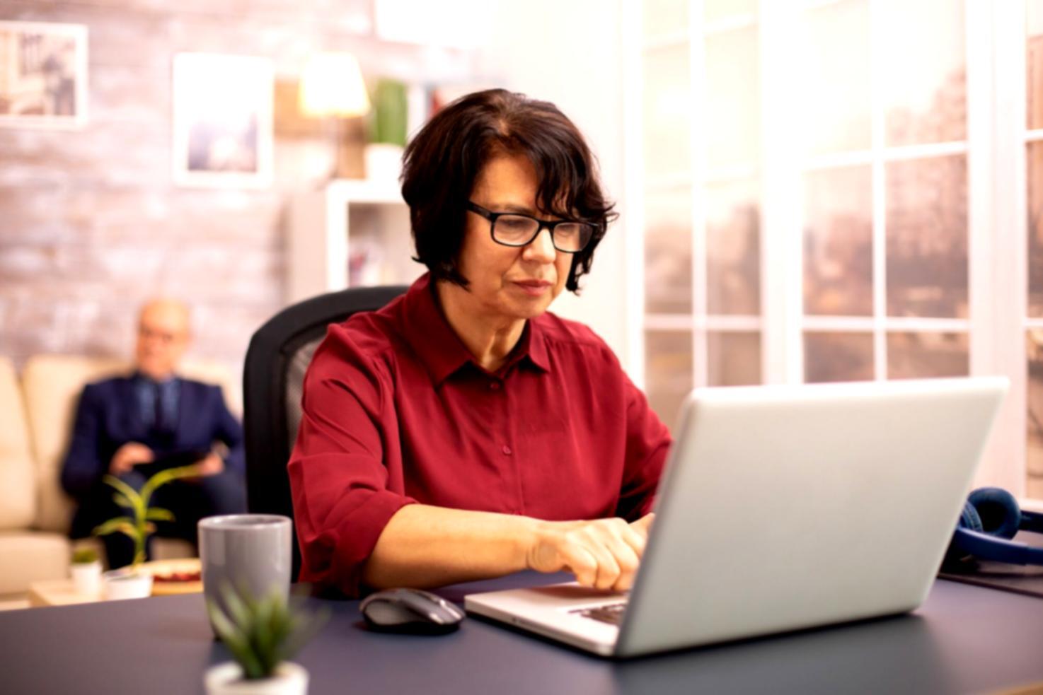 Familia planificando sus finanzas juntos en casa